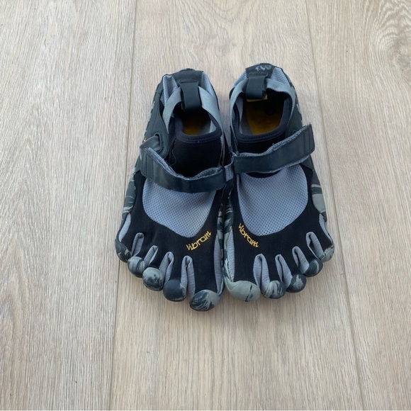 Vibram Other - Vibram FiveFingers Unisex Gray & Black Athletic Shoes